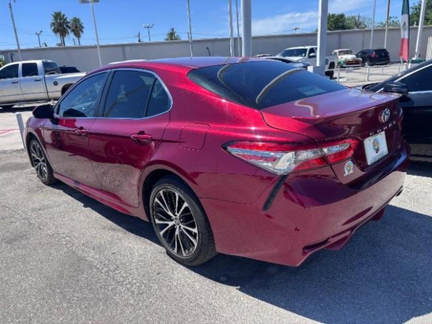 2018 Ruby Flare Pearl /Black Toyota Camry SE (4T1B11HK7JU) with an 2.5L I-4 port/direct engine, located at 4545 Spencer Hwy., Pasadena, 77504, (832) 266-1645, 29.666037, -95.173775 - Photo#4