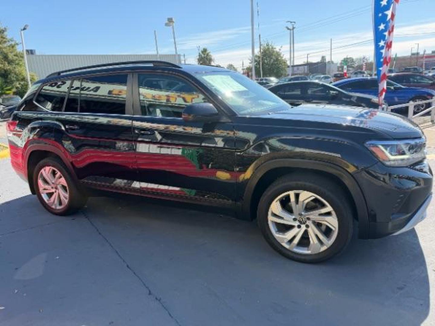 2021 Deep Black Pearl /Titan Black Volkswagen Atlas 3.6L V6 SE w/Technology (1V2WR2CA3MC) with an 3.6L V-6 gasoline direct injection engine, located at 4545 Spencer Hwy., Pasadena, 77504, (832) 266-1645, 29.666037, -95.173775 - Photo#4