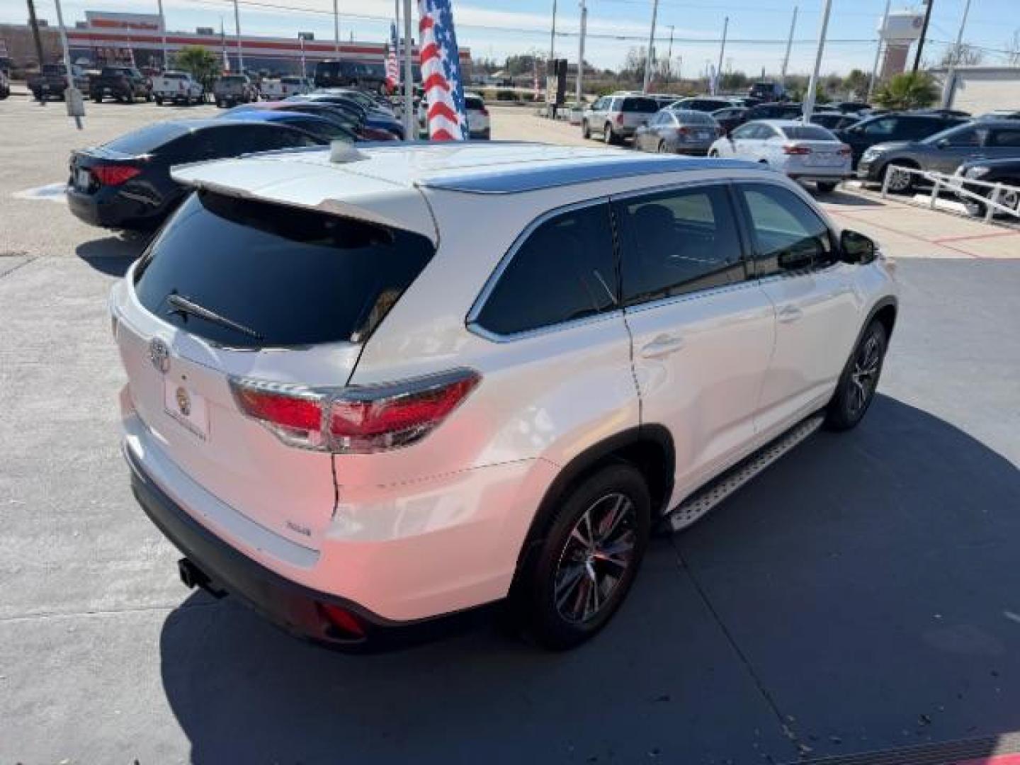 2016 Blizzard Pearl /Almond Toyota Highlander XLE V6 (5TDKKRFHXGS) with an 3.5L V-6 DOHC engine, located at 4545 Spencer Hwy., Pasadena, 77504, (832) 266-1645, 29.666037, -95.173775 - Photo#4