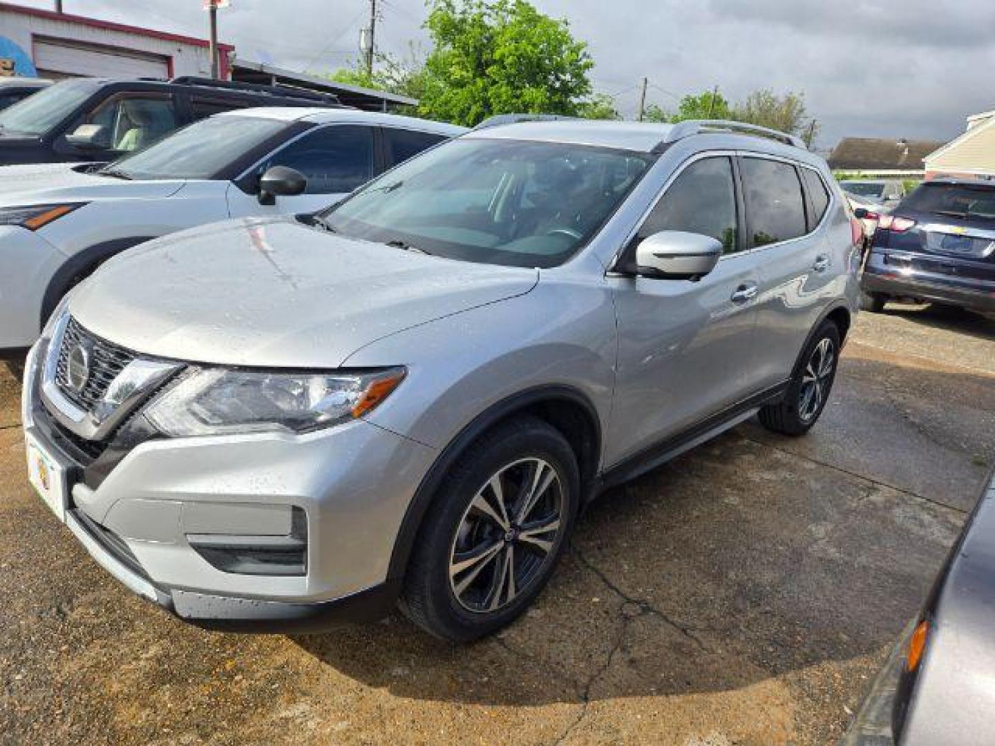 2020 Brilliant Silver Metallic Nissan Rogue SV FWD (JN8AT2MT1LW) with an 2.5L I-4 DOHC engine, located at 4545 Spencer Hwy., Pasadena, 77504, (832) 266-1645, 29.666037, -95.173775 - Photo#1
