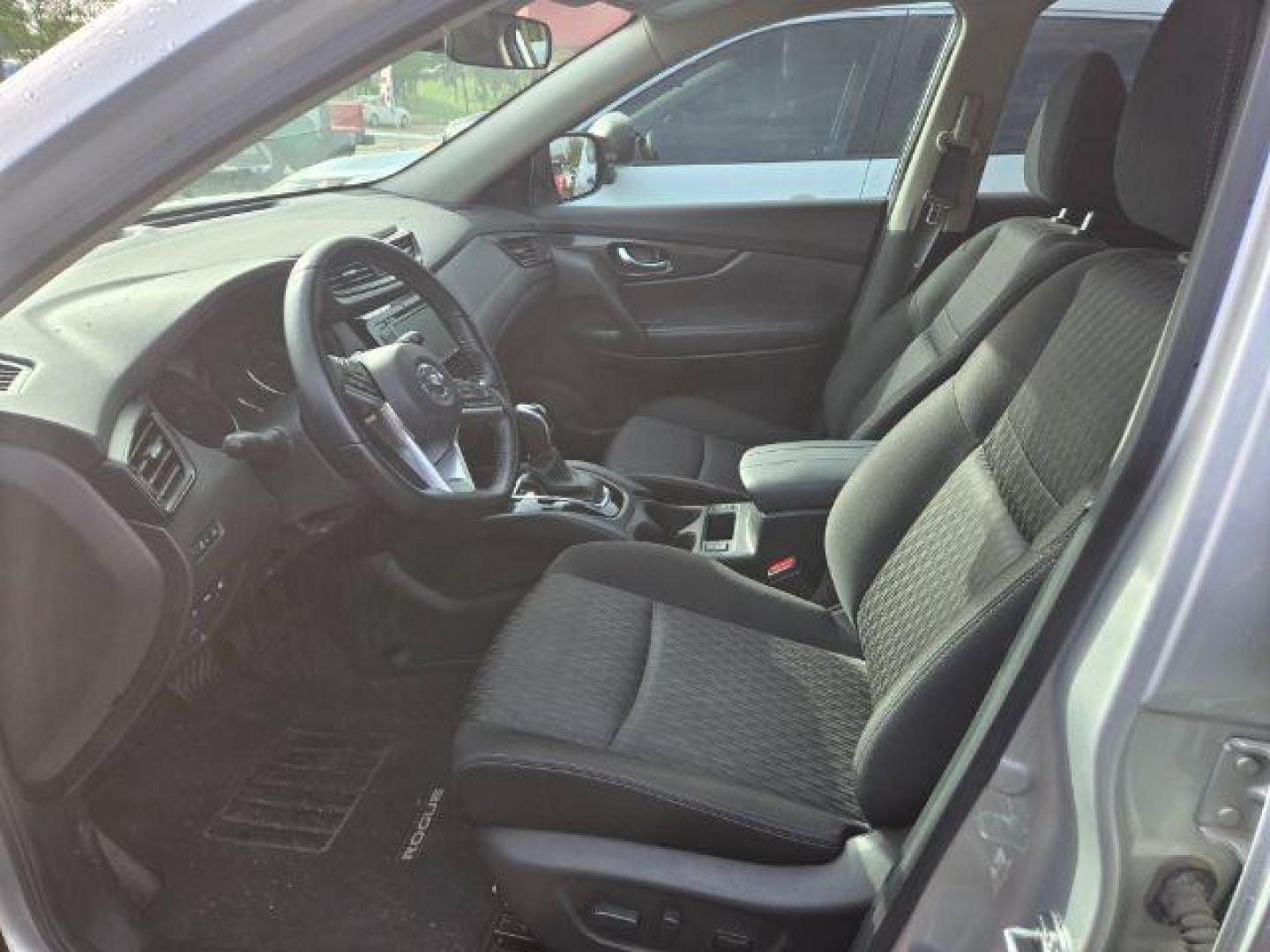 2020 Brilliant Silver Metallic Nissan Rogue SV FWD (JN8AT2MT1LW) with an 2.5L I-4 DOHC engine, located at 4545 Spencer Hwy., Pasadena, 77504, (832) 266-1645, 29.666037, -95.173775 - Photo#6