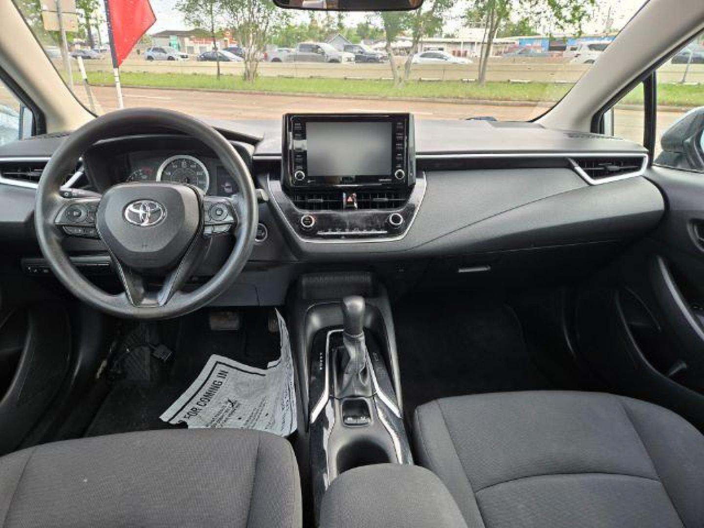 2022 Classic Silver Metallic /Light Gray/Moonstone Toyota Corolla LE w/ Premium Pkg (5YFHPMAE5NP) with an 1.8L L4 DOHC 16V engine, Continuously Variable Transmission transmission, located at 4545 Spencer Hwy., Pasadena, 77504, (832) 266-1645, 29.666037, -95.173775 - Photo#5
