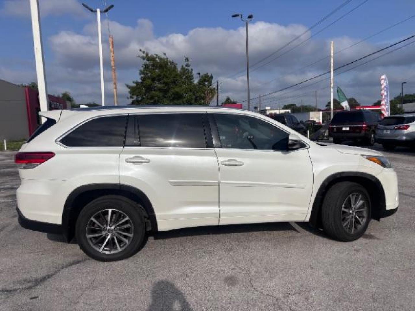 2018 Blizzard Pearl /Black Toyota Highlander XLE (5TDJZRFH8JS) with an 3.5L V-6 port/direct injection engine, located at 4545 Spencer Hwy., Pasadena, 77504, (832) 266-1645, 29.666037, -95.173775 - Photo#0