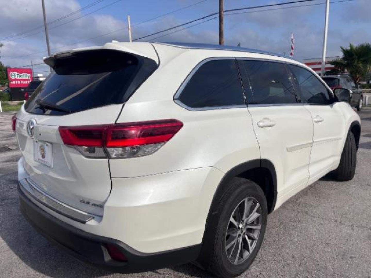 2018 Blizzard Pearl /Black Toyota Highlander XLE (5TDJZRFH8JS) with an 3.5L V-6 port/direct injection engine, located at 4545 Spencer Hwy., Pasadena, 77504, (832) 266-1645, 29.666037, -95.173775 - Photo#1