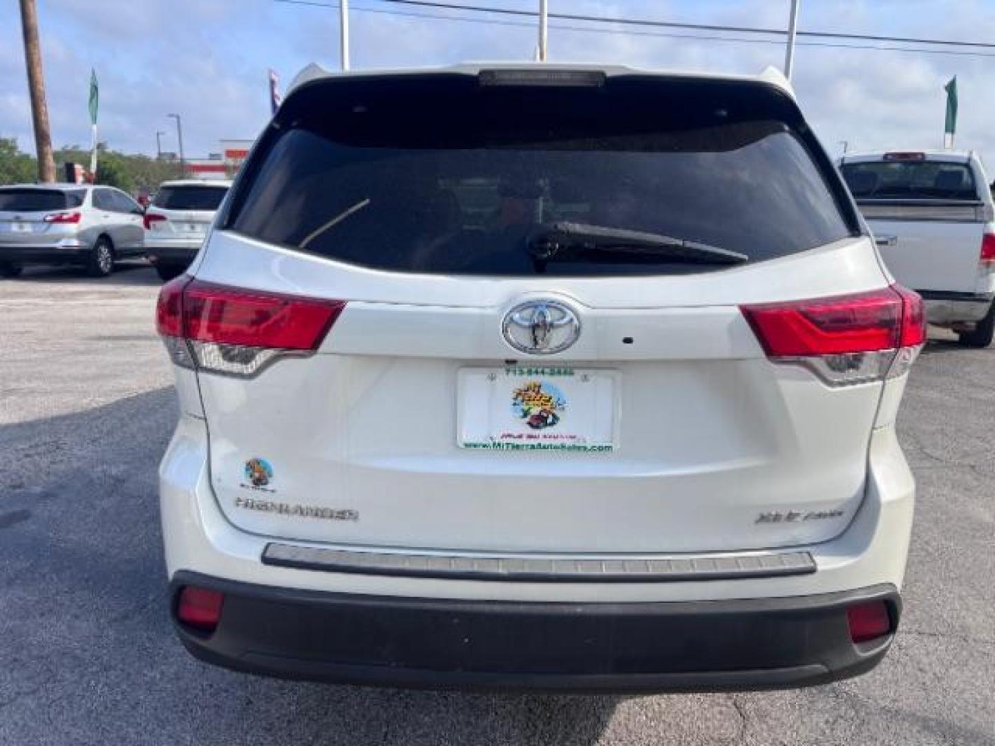 2018 Blizzard Pearl /Black Toyota Highlander XLE (5TDJZRFH8JS) with an 3.5L V-6 port/direct injection engine, located at 4545 Spencer Hwy., Pasadena, 77504, (832) 266-1645, 29.666037, -95.173775 - Photo#2