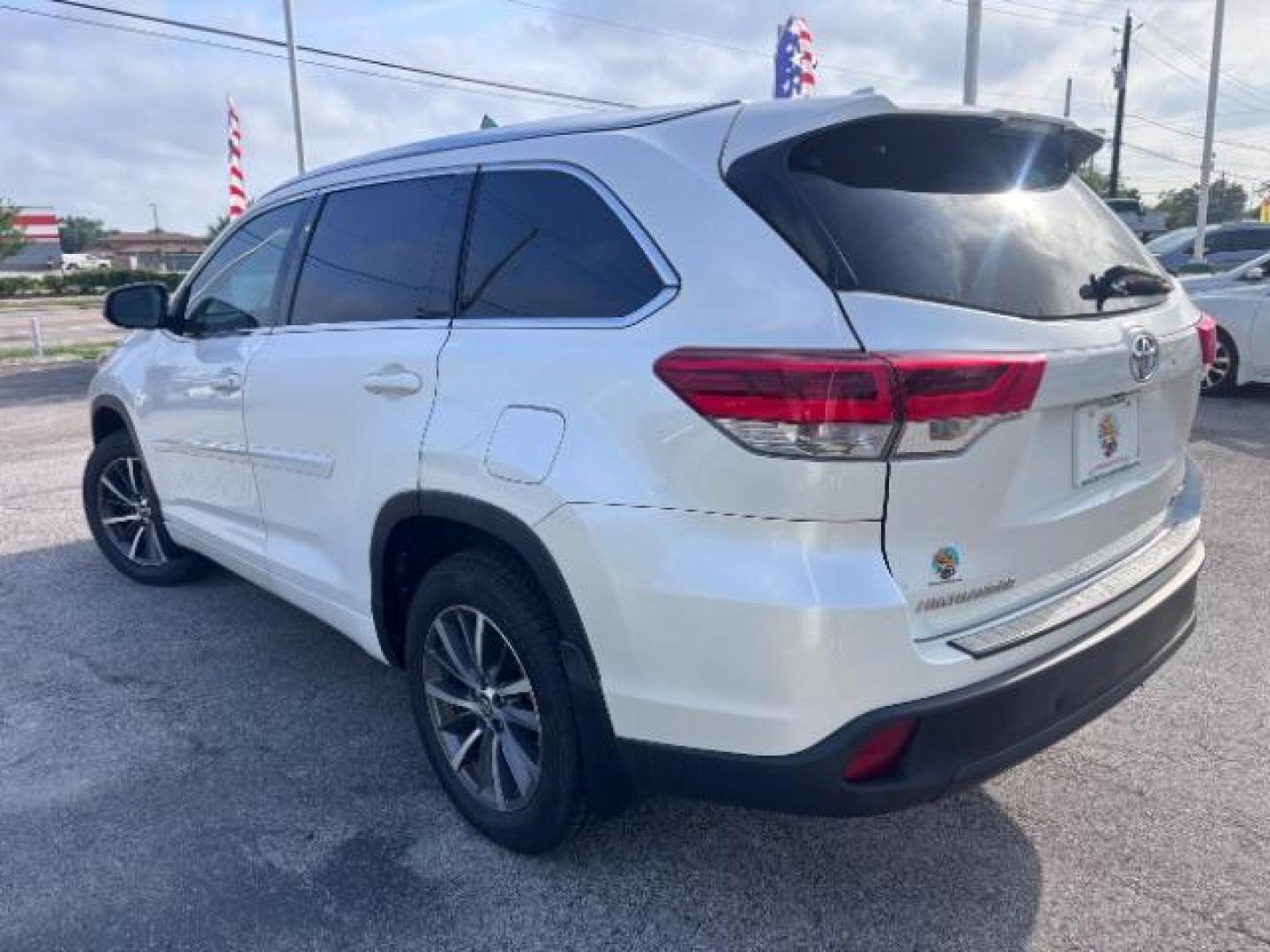 2018 Blizzard Pearl /Black Toyota Highlander XLE (5TDJZRFH8JS) with an 3.5L V-6 port/direct injection engine, located at 4545 Spencer Hwy., Pasadena, 77504, (832) 266-1645, 29.666037, -95.173775 - Photo#3