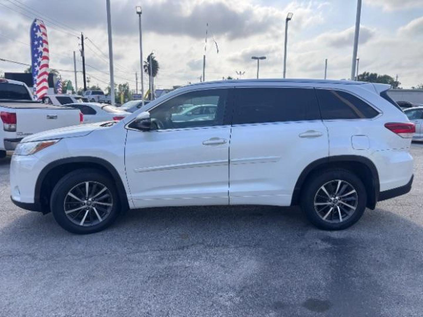 2018 Blizzard Pearl /Black Toyota Highlander XLE (5TDJZRFH8JS) with an 3.5L V-6 port/direct injection engine, located at 4545 Spencer Hwy., Pasadena, 77504, (832) 266-1645, 29.666037, -95.173775 - Photo#4