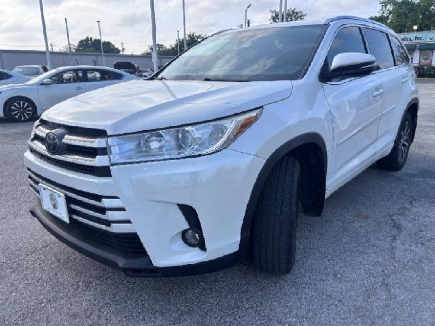 2018 Blizzard Pearl /Black Toyota Highlander XLE (5TDJZRFH8JS) with an 3.5L V-6 port/direct injection engine, located at 4545 Spencer Hwy., Pasadena, 77504, (832) 266-1645, 29.666037, -95.173775 - Photo#5