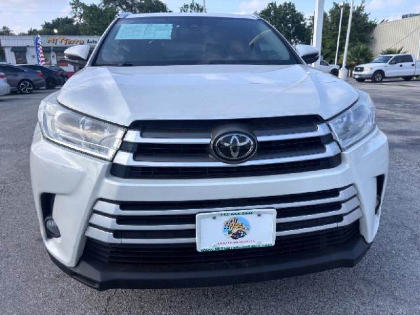 2018 Blizzard Pearl /Black Toyota Highlander XLE (5TDJZRFH8JS) with an 3.5L V-6 port/direct injection engine, located at 4545 Spencer Hwy., Pasadena, 77504, (832) 266-1645, 29.666037, -95.173775 - Photo#6