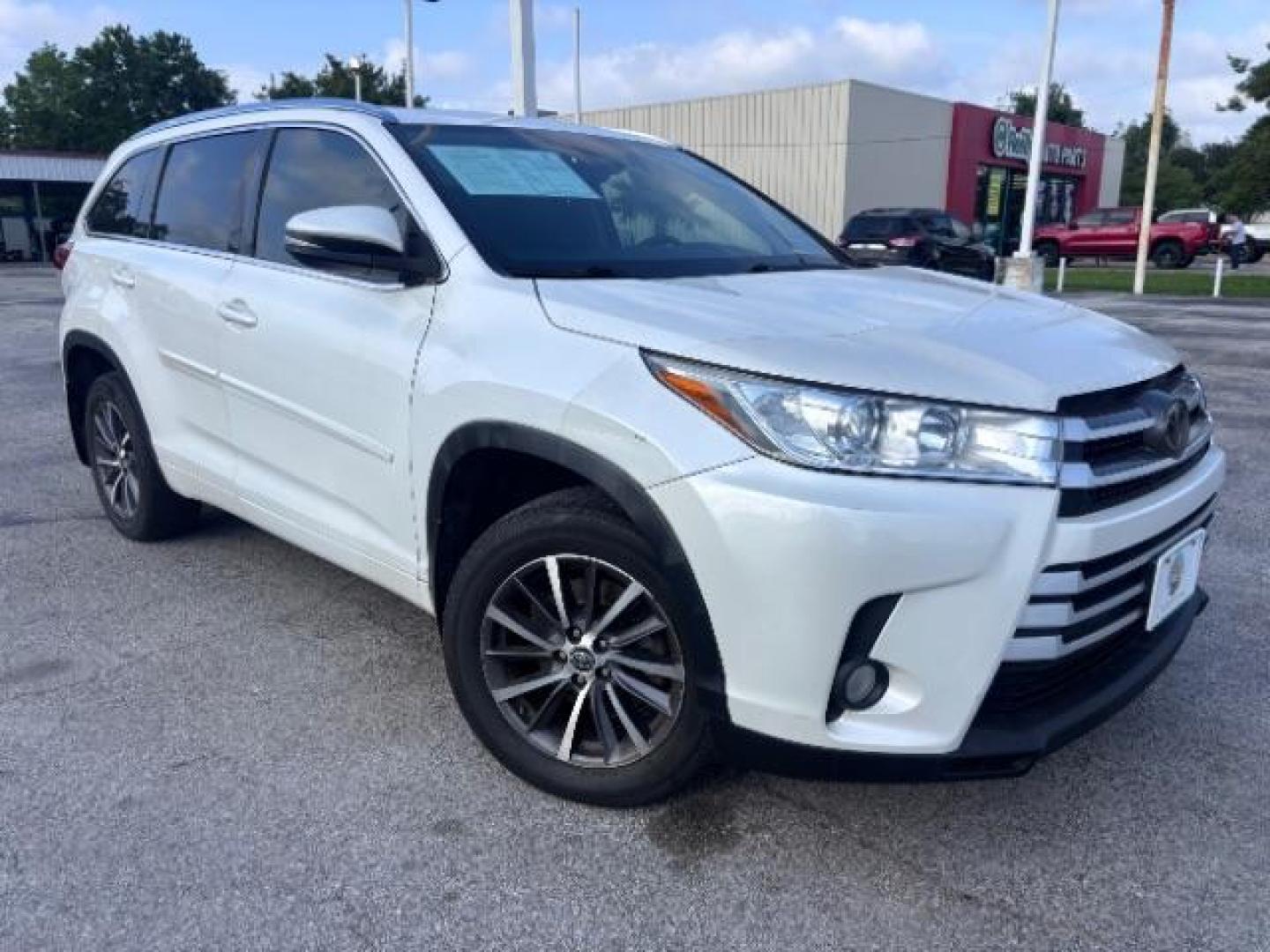 2018 Blizzard Pearl /Black Toyota Highlander XLE (5TDJZRFH8JS) with an 3.5L V-6 port/direct injection engine, located at 4545 Spencer Hwy., Pasadena, 77504, (832) 266-1645, 29.666037, -95.173775 - Photo#7