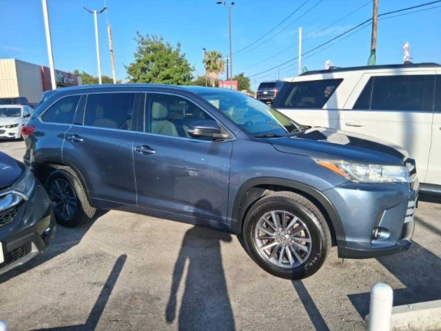 2018 Shoreline Blue Pearl /Almond Toyota Highlander SE | XLE (5TDKZRFHXJS) with an 3.5L V-6 port/direct injection engine, located at 4545 Spencer Hwy., Pasadena, 77504, (832) 266-1645, 29.666037, -95.173775- Photo#3