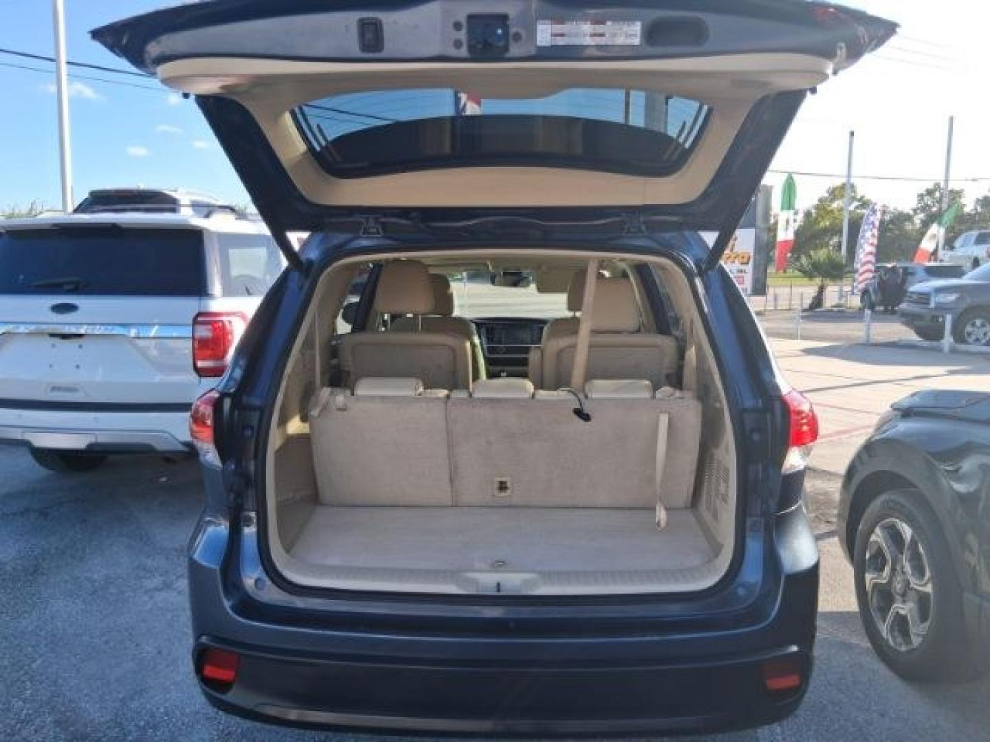 2018 Shoreline Blue Pearl /Almond Toyota Highlander SE | XLE (5TDKZRFHXJS) with an 3.5L V-6 port/direct injection engine, located at 4545 Spencer Hwy., Pasadena, 77504, (832) 266-1645, 29.666037, -95.173775- Photo#7