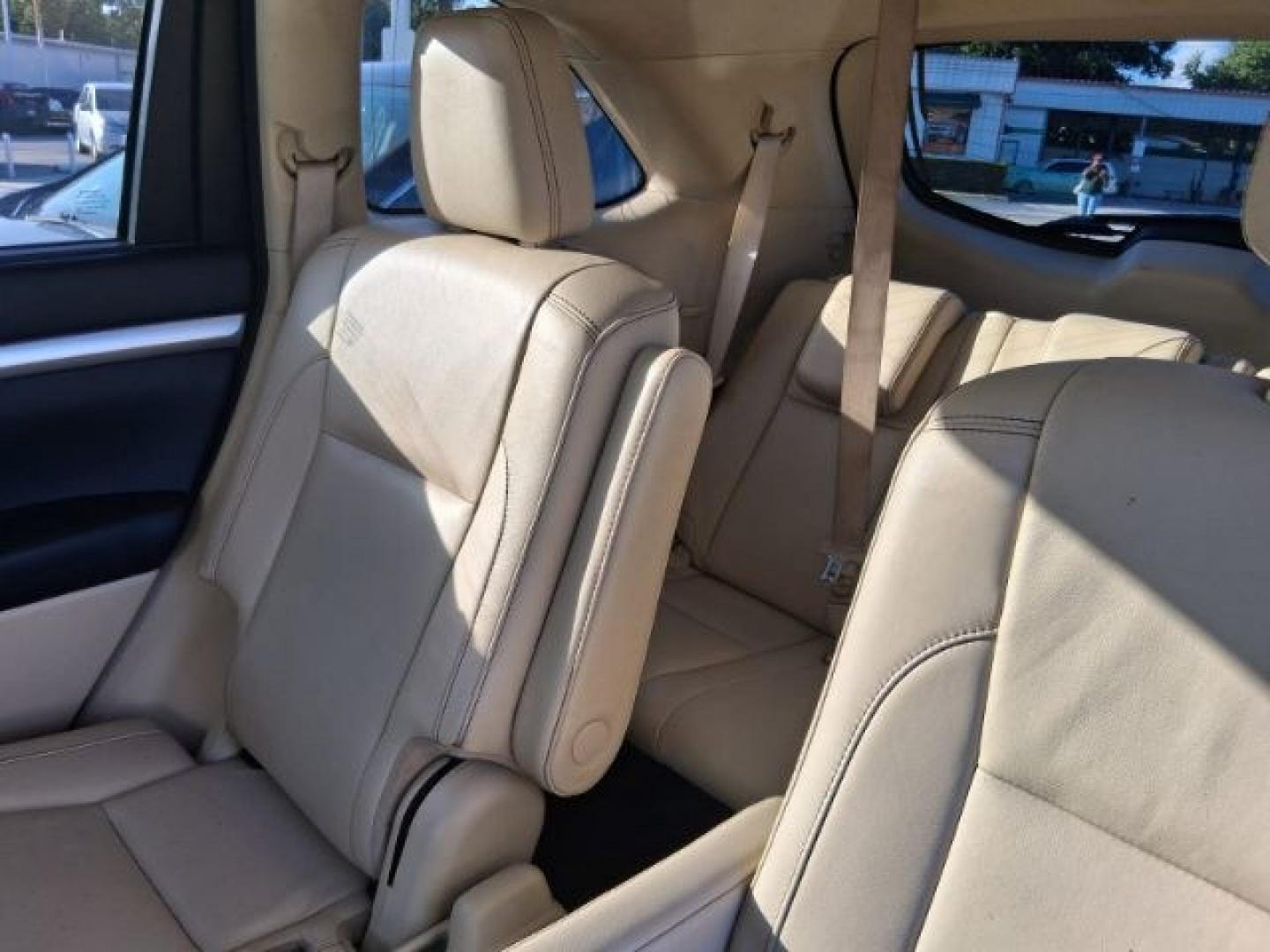 2018 Shoreline Blue Pearl /Almond Toyota Highlander SE | XLE (5TDKZRFHXJS) with an 3.5L V-6 port/direct injection engine, located at 4545 Spencer Hwy., Pasadena, 77504, (832) 266-1645, 29.666037, -95.173775- Photo#8