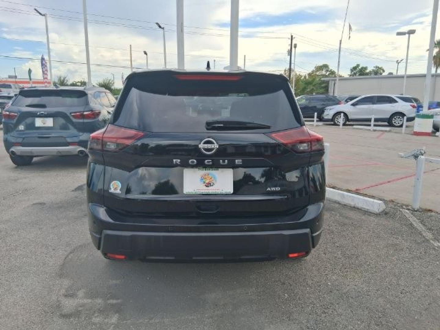 2025 Super Black /Light Gray Nissan Rogue SV Intelligent AWD (5N1BT3BB2SC) with an VC-Turbo 1.5L I-3 direct injection engine, located at 4545 Spencer Hwy., Pasadena, 77504, (832) 266-1645, 29.666037, -95.173775- Photo#4