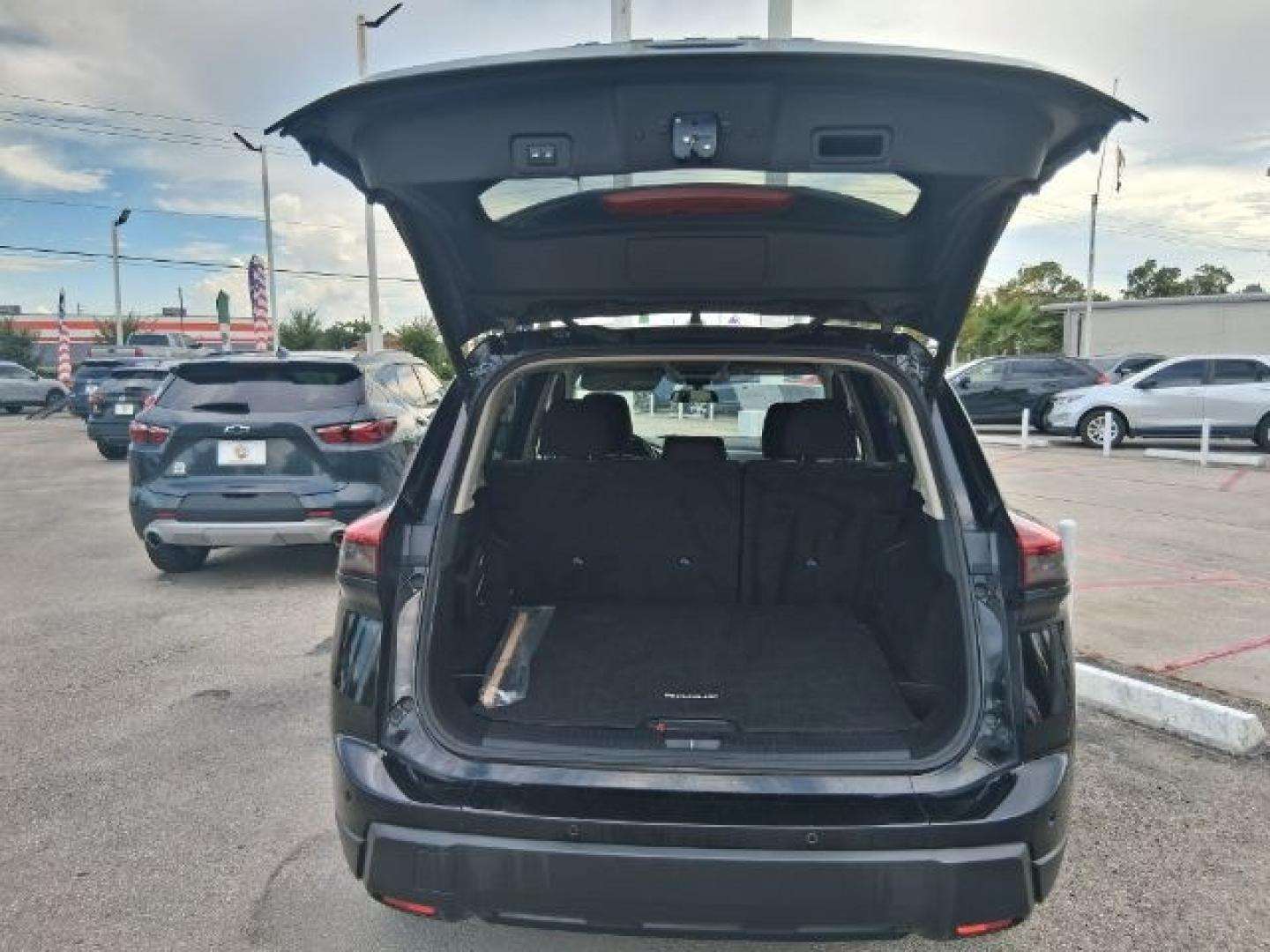2025 Super Black /Light Gray Nissan Rogue SV Intelligent AWD (5N1BT3BB2SC) with an VC-Turbo 1.5L I-3 direct injection engine, located at 4545 Spencer Hwy., Pasadena, 77504, (832) 266-1645, 29.666037, -95.173775- Photo#5