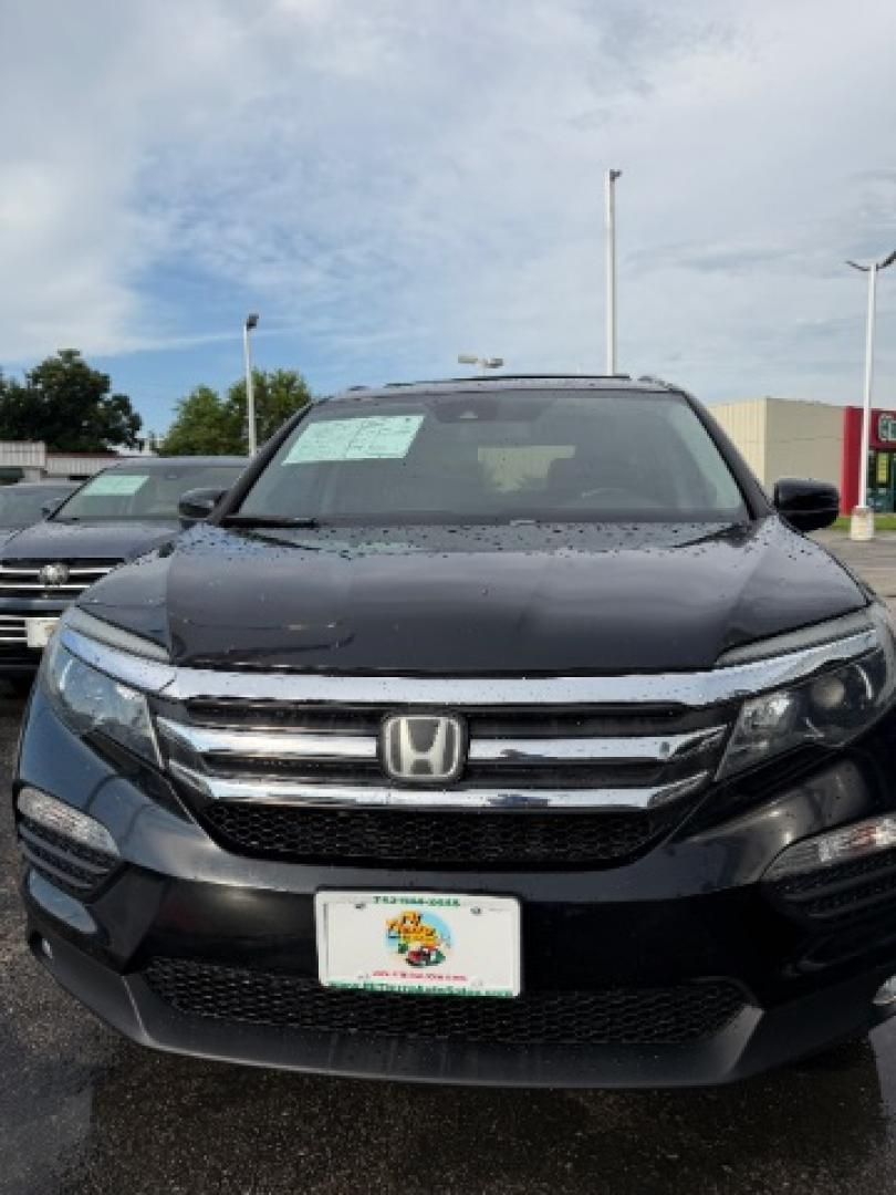 2016 Crystal Black Pearl /Black Honda Pilot EX-L (5FNYF6H62GB) with an 3.5L V-6 direct injection engine, located at 4545 Spencer Hwy., Pasadena, 77504, (832) 266-1645, 29.666037, -95.173775- Photo#1