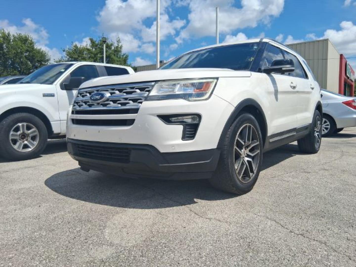 2018 White Platinum Metallic Tri-Coat Ford Explorer XLT FWD (1FM5K7D8XJG) with an 3.5L V6 DOHC 24V engine, 6-Speed Automatic transmission, located at 4545 Spencer Hwy., Pasadena, 77504, (832) 266-1645, 29.666037, -95.173775- Photo#0