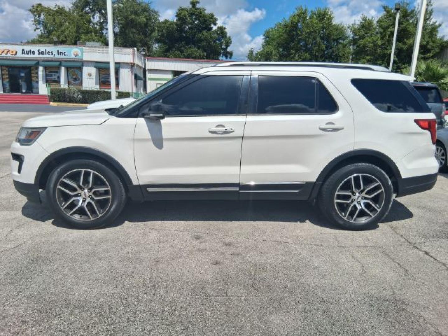 2018 White Platinum Metallic Tri-Coat Ford Explorer XLT FWD (1FM5K7D8XJG) with an 3.5L V6 DOHC 24V engine, 6-Speed Automatic transmission, located at 4545 Spencer Hwy., Pasadena, 77504, (832) 266-1645, 29.666037, -95.173775- Photo#1