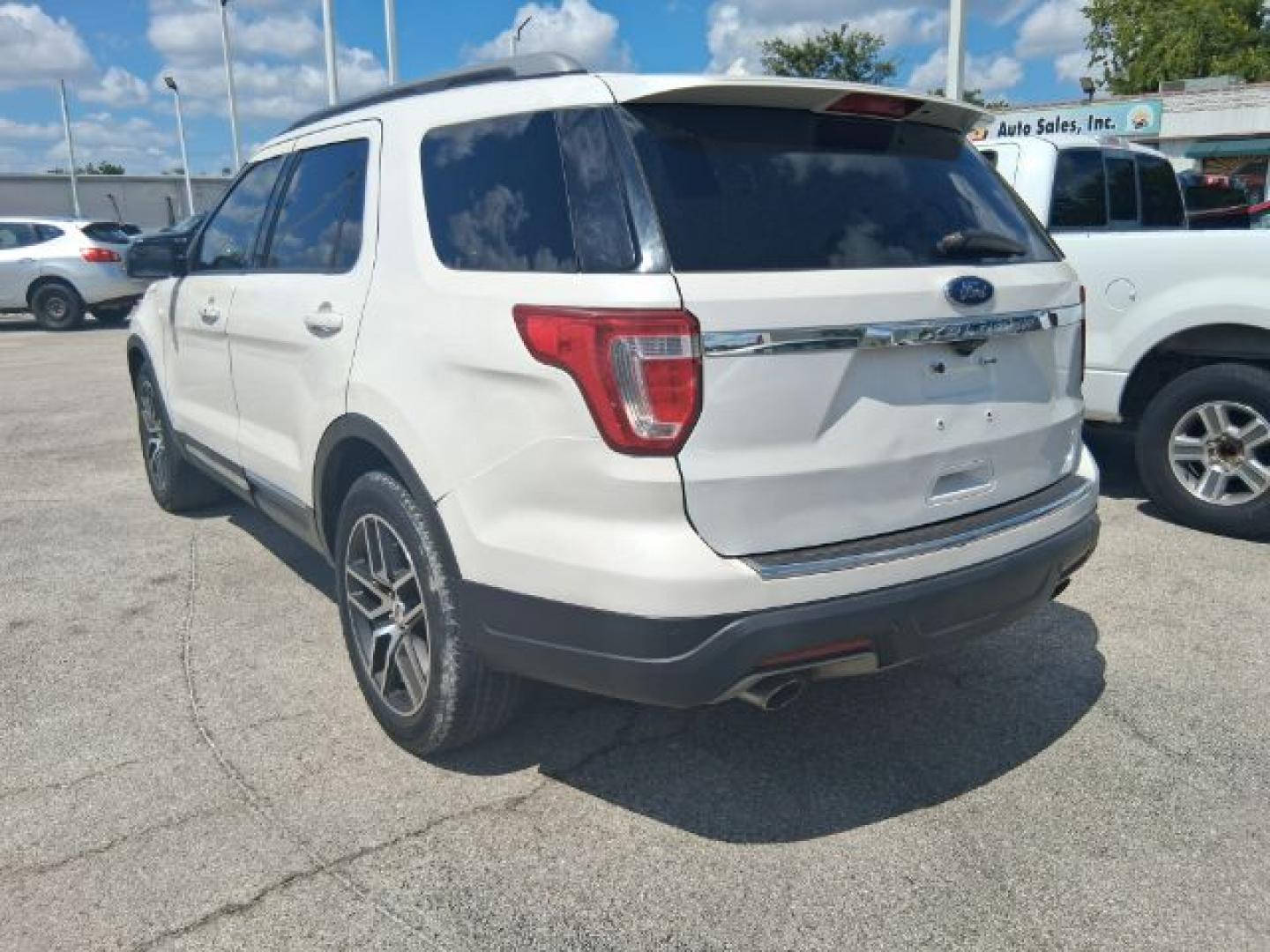2018 White Platinum Metallic Tri-Coat Ford Explorer XLT FWD (1FM5K7D8XJG) with an 3.5L V6 DOHC 24V engine, 6-Speed Automatic transmission, located at 4545 Spencer Hwy., Pasadena, 77504, (832) 266-1645, 29.666037, -95.173775- Photo#2