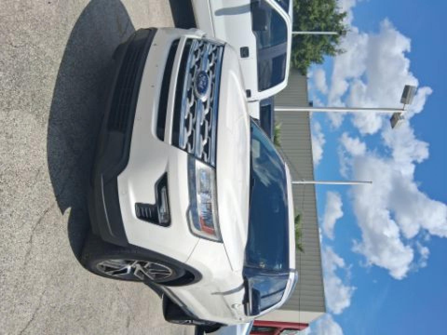 2018 White Platinum Metallic Tri-Coat Ford Explorer XLT FWD (1FM5K7D8XJG) with an 3.5L V6 DOHC 24V engine, 6-Speed Automatic transmission, located at 4545 Spencer Hwy., Pasadena, 77504, (832) 266-1645, 29.666037, -95.173775- Photo#3