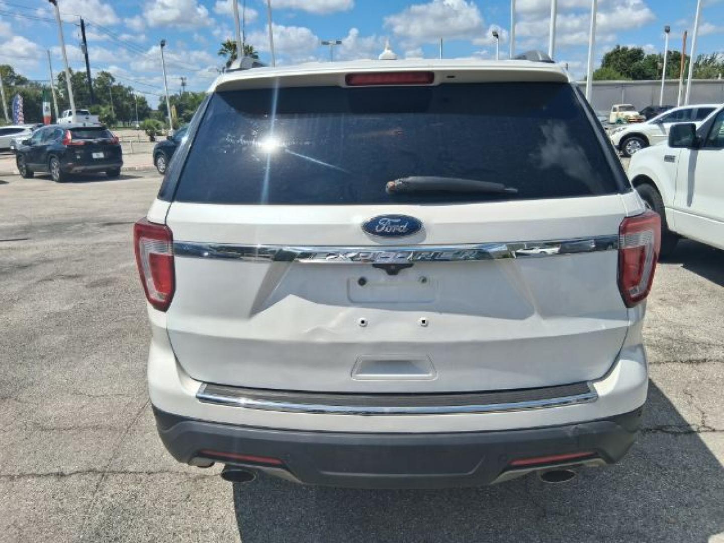 2018 White Platinum Metallic Tri-Coat Ford Explorer XLT FWD (1FM5K7D8XJG) with an 3.5L V6 DOHC 24V engine, 6-Speed Automatic transmission, located at 4545 Spencer Hwy., Pasadena, 77504, (832) 266-1645, 29.666037, -95.173775- Photo#4