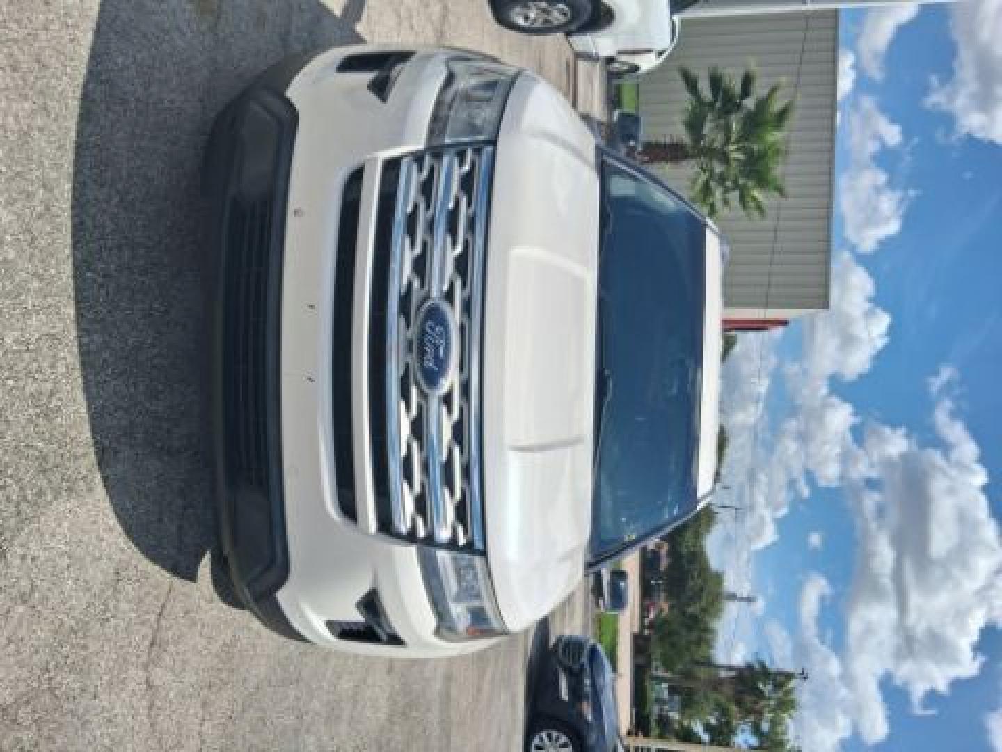 2018 White Platinum Metallic Tri-Coat Ford Explorer XLT FWD (1FM5K7D8XJG) with an 3.5L V6 DOHC 24V engine, 6-Speed Automatic transmission, located at 4545 Spencer Hwy., Pasadena, 77504, (832) 266-1645, 29.666037, -95.173775- Photo#5