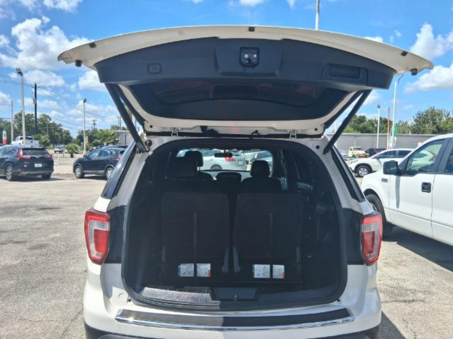 2018 White Platinum Metallic Tri-Coat Ford Explorer XLT FWD (1FM5K7D8XJG) with an 3.5L V6 DOHC 24V engine, 6-Speed Automatic transmission, located at 4545 Spencer Hwy., Pasadena, 77504, (832) 266-1645, 29.666037, -95.173775- Photo#6