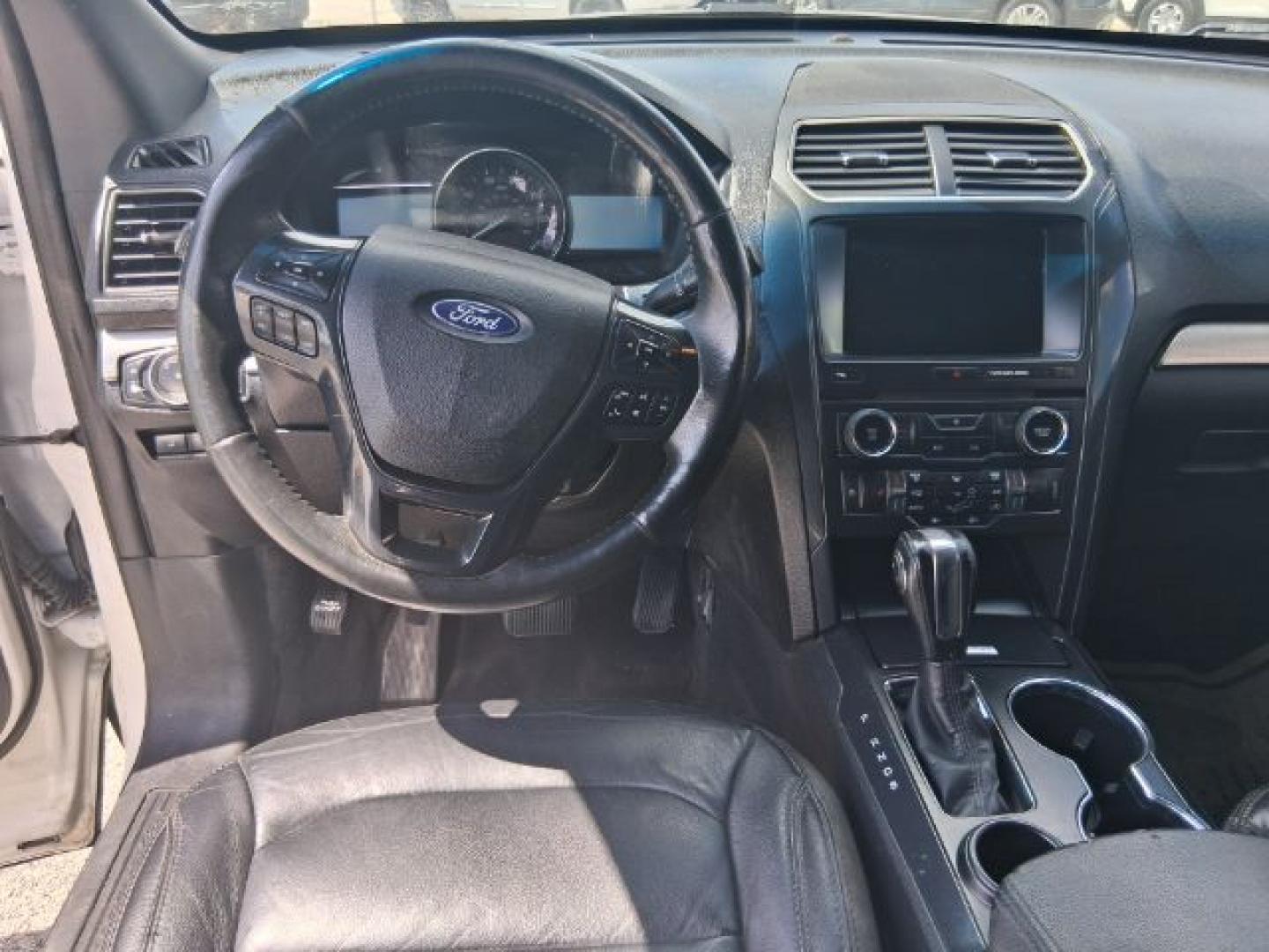 2018 White Platinum Metallic Tri-Coat Ford Explorer XLT FWD (1FM5K7D8XJG) with an 3.5L V6 DOHC 24V engine, 6-Speed Automatic transmission, located at 4545 Spencer Hwy., Pasadena, 77504, (832) 266-1645, 29.666037, -95.173775- Photo#8