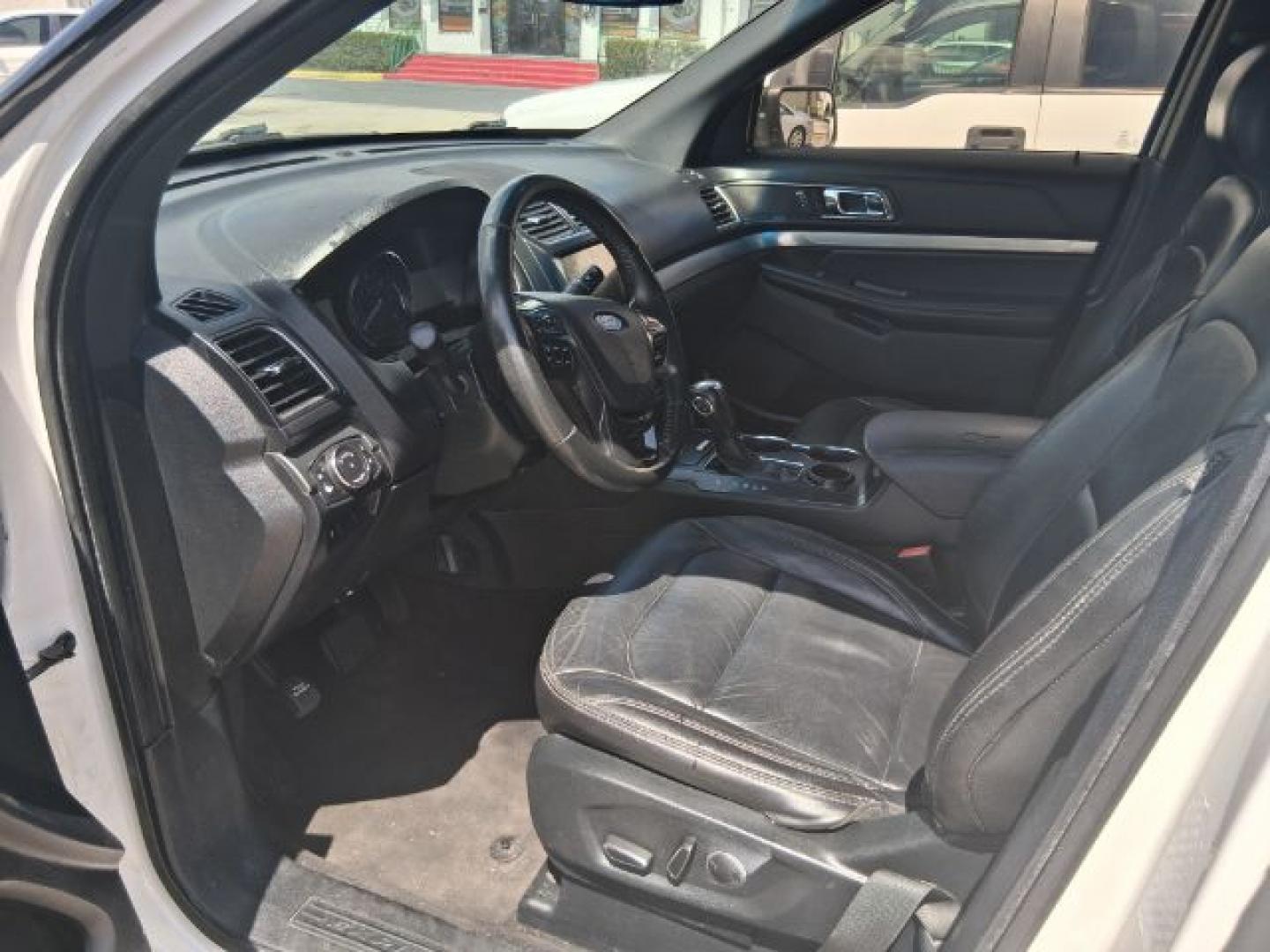 2018 White Platinum Metallic Tri-Coat Ford Explorer XLT FWD (1FM5K7D8XJG) with an 3.5L V6 DOHC 24V engine, 6-Speed Automatic transmission, located at 4545 Spencer Hwy., Pasadena, 77504, (832) 266-1645, 29.666037, -95.173775- Photo#9